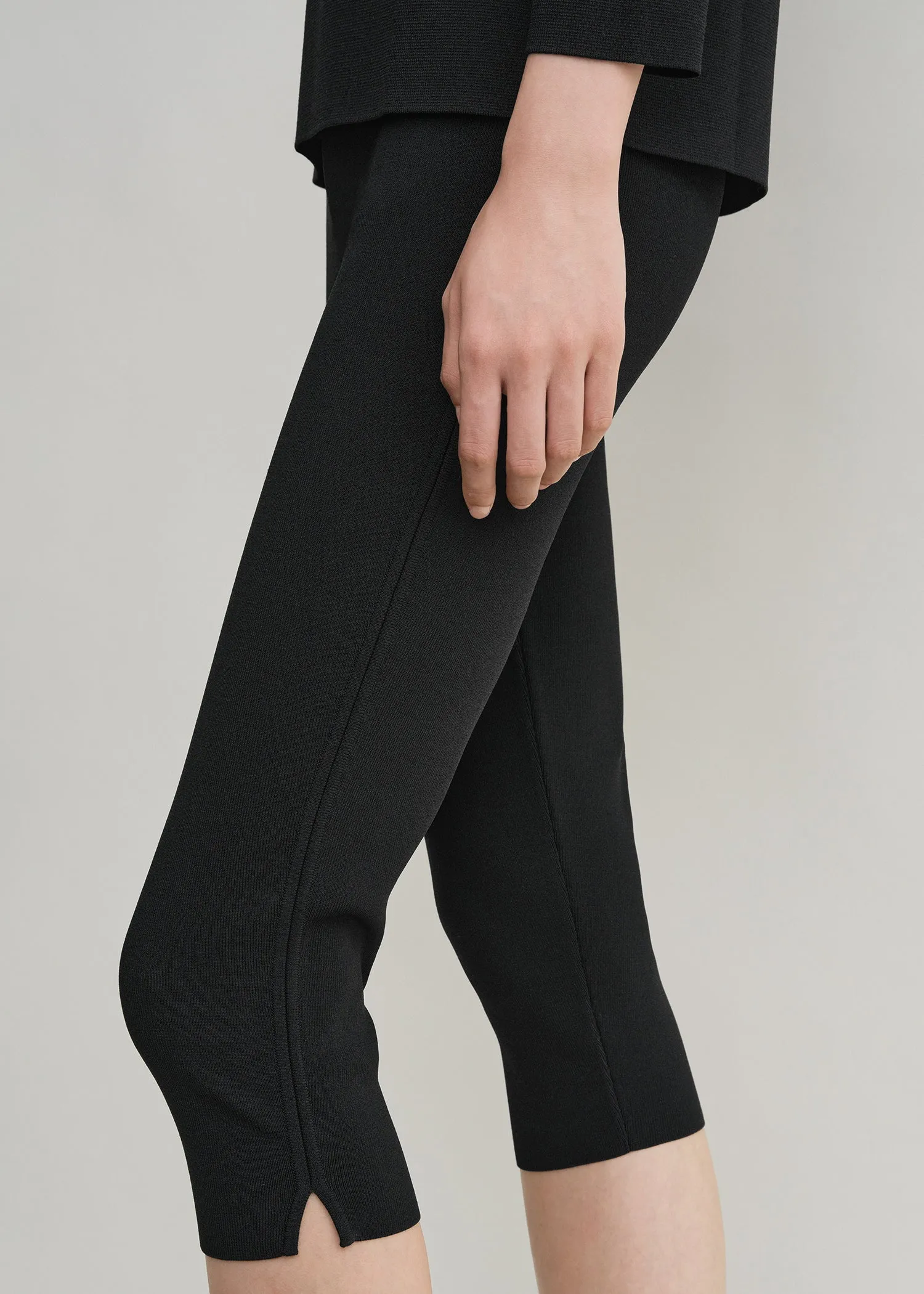 Compact knit capri trousers black